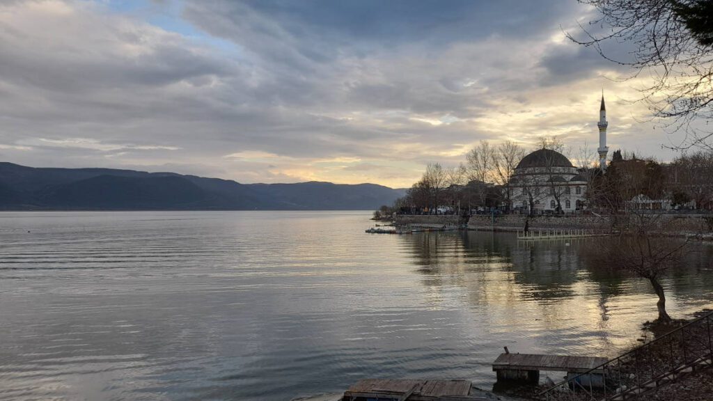 Göl Kenarındaki Köy Camisi